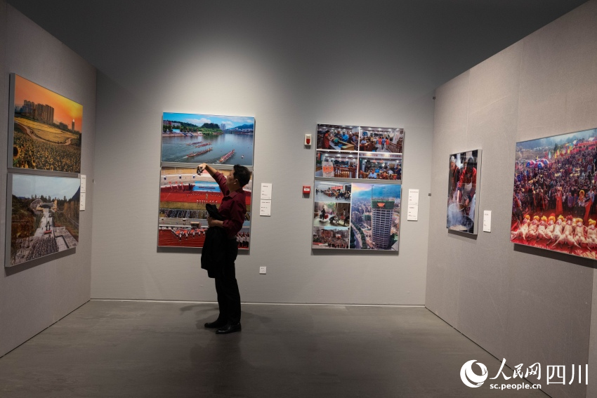 市民正在欣賞參展作品。人民網 王凡攝