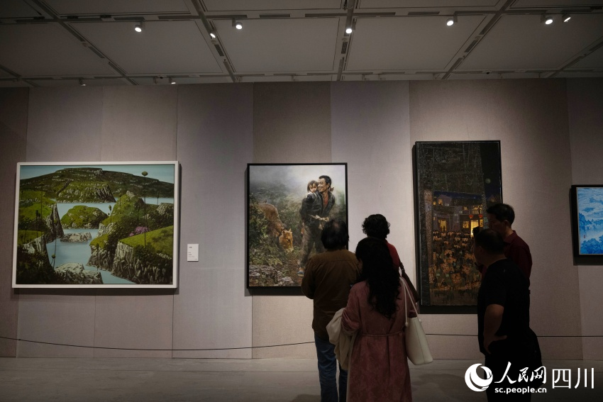 市民正在欣賞參展作品。人民網 王凡攝