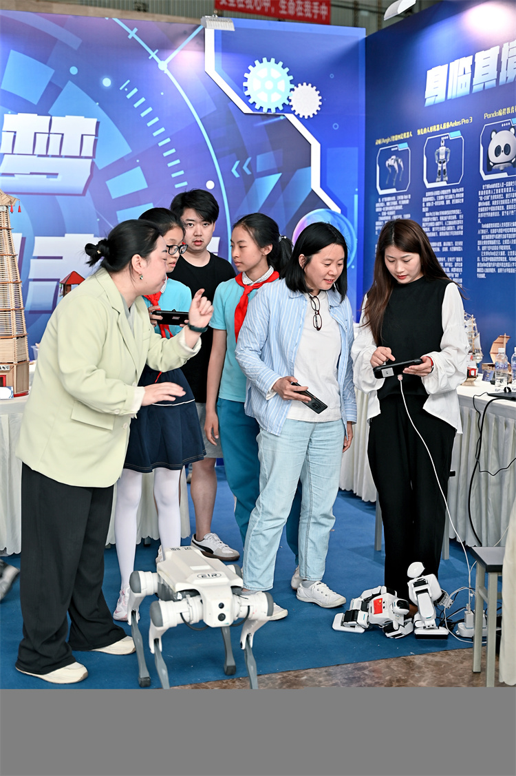 操作機器人。青羊區教育局供圖