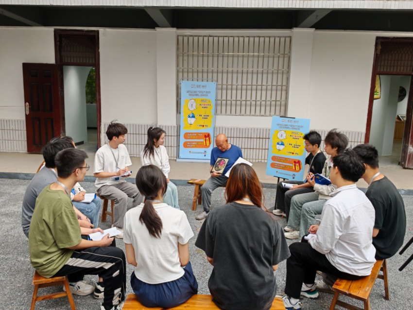 非遺傳承人向大學生稅收普法志愿者介紹麥稈畫。張奎供圖