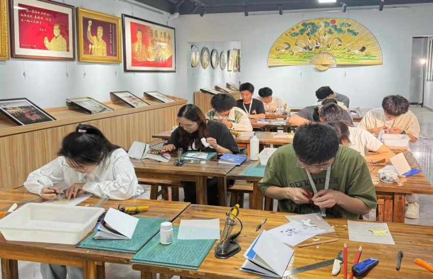 大學生稅收普法志愿者體驗麥稈畫制作過程。張奎供圖
