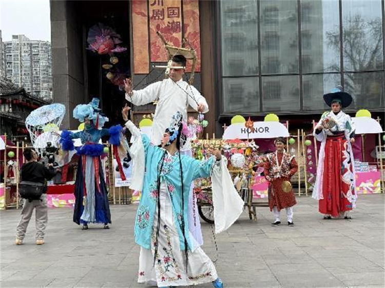 文殊坊街區傳統文藝表演。陳靜供圖