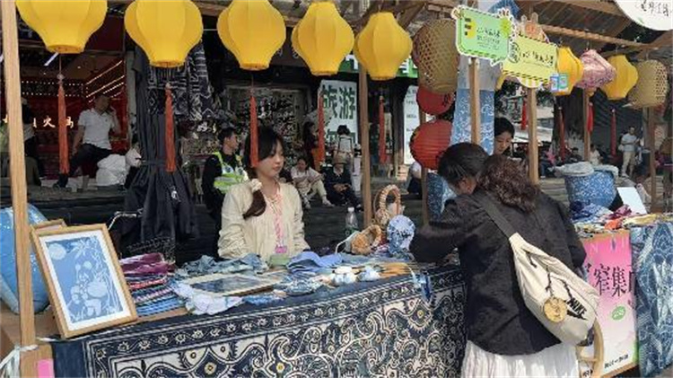 游客選購文創產品。陳靜供圖