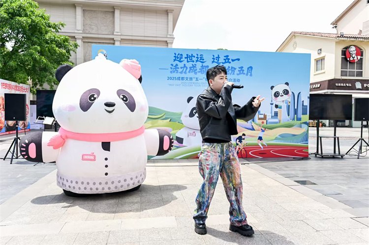 成都文旅榮譽局長花局（左）現場表演。成都市文廣旅局供圖