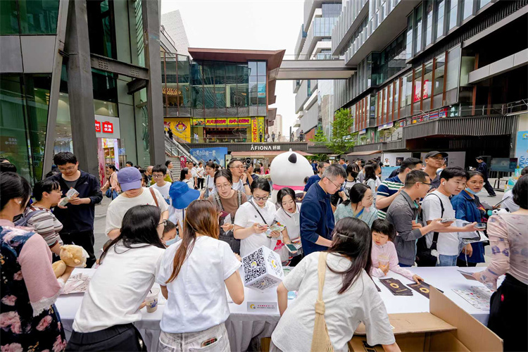 重慶推介會現場，市民咨詢成都文旅相關信息。成都市文廣旅局供圖