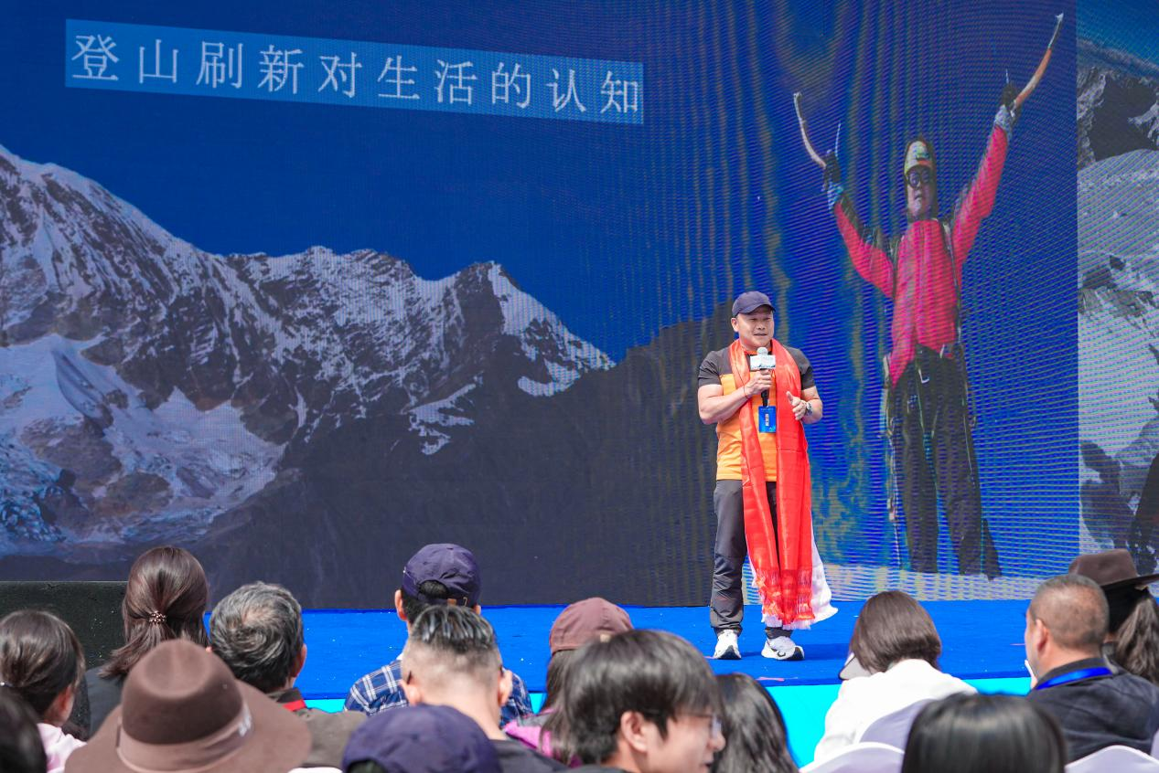 分享心得。四姑娘山景區(qū)管理局供圖