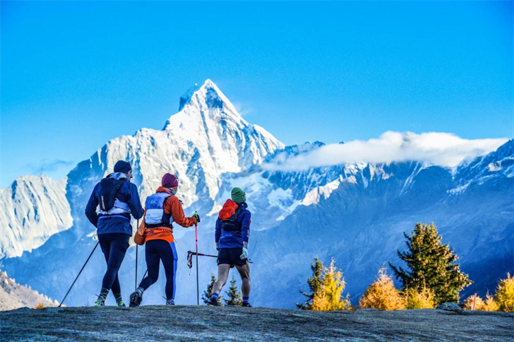 游客在四姑娘山景區徒步。四姑娘山景區管理局供圖