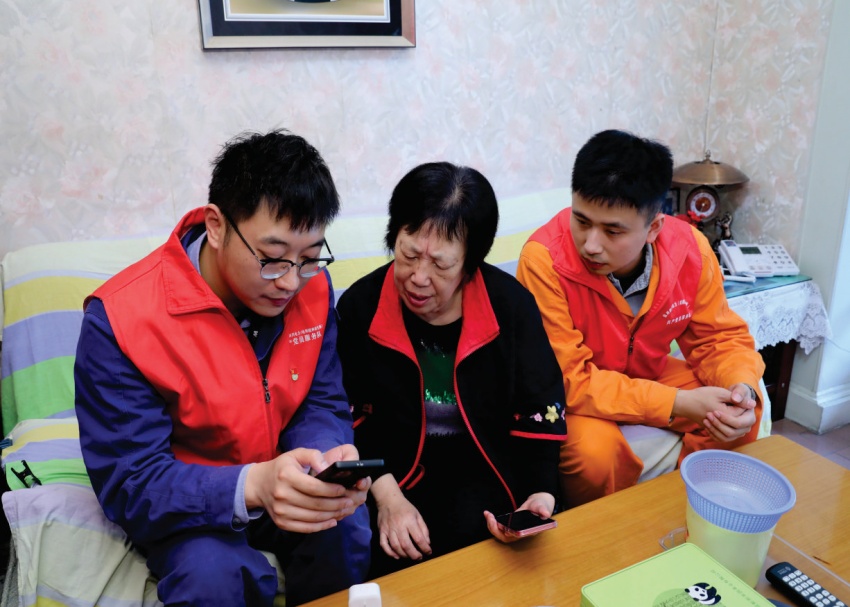 “時代楷模”高新連心橋黨員服務(wù)隊隊長吳昊（右）為幫扶對象劉婆婆安裝并講解親老智慧系統(tǒng)使用方法。國網(wǎng)四川電力供圖