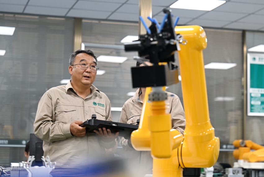 張黎明帶領團隊研發人工智能配網帶電作業機器人。國網天津濱海供電公司供圖