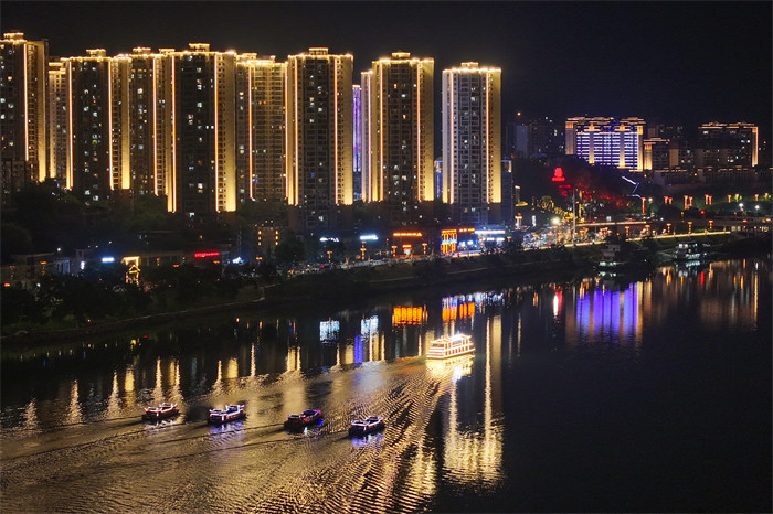 “嘉陵舫”游船。