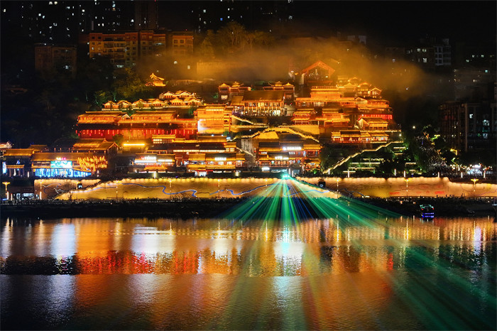 沿口古鎮夜景。
