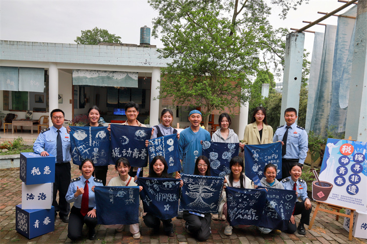 大學生展示自己的蠟染作品。成都市稅務局供圖