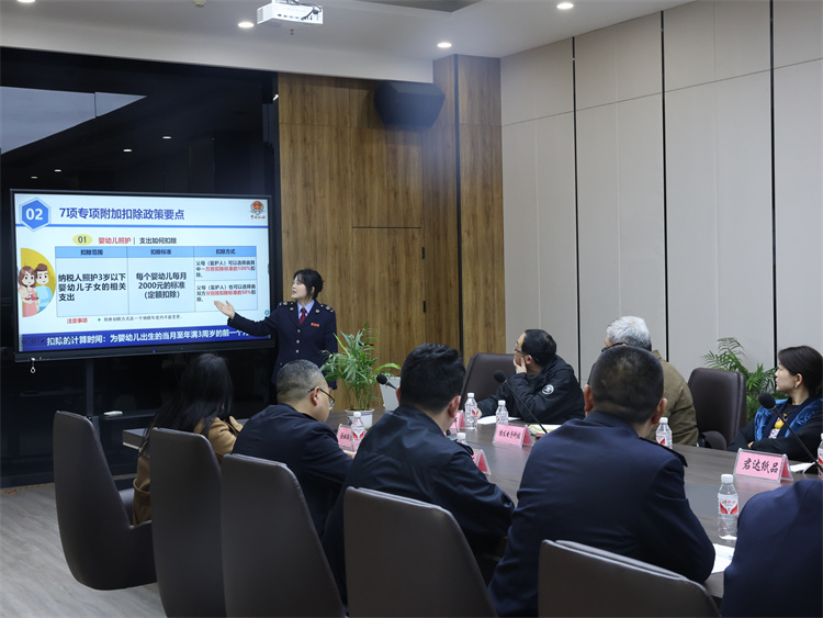 稅務干部講解個人所得稅有關政策。達州市稅務局供圖
