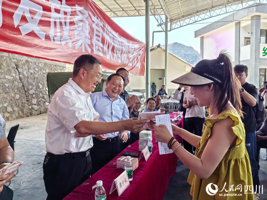 現場發放收購桑葚現金。人民網記者 劉海天攝