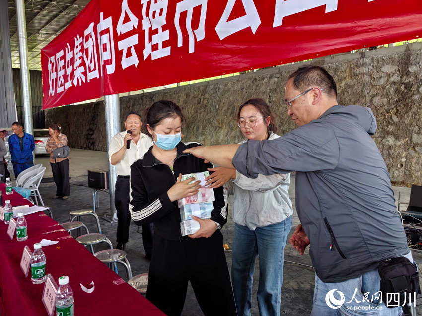 發展產業，振興鄉村，帶動群眾共同富裕。人民網記者 劉海天攝