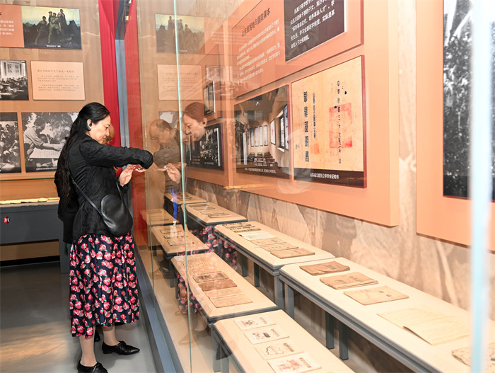 游客在廣安建川博物館聚落參觀。廣安市融媒體中心供圖