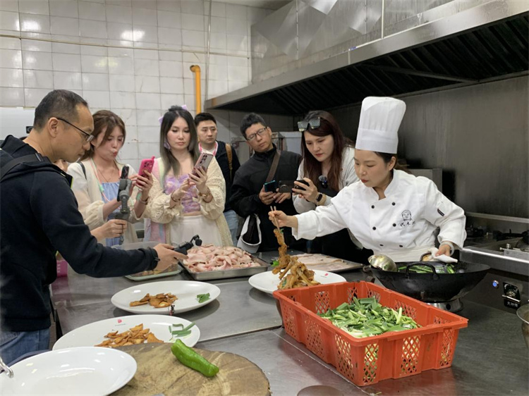 兩岸媒體關注廣漢美食制作。廣漢市融媒體中心供圖