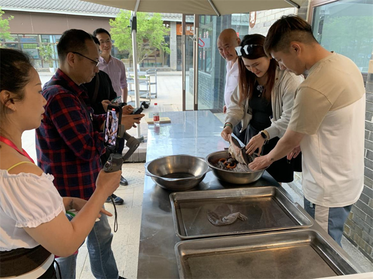 兩岸媒體人親手制作廣漢美食。廣漢市融媒體中心供圖