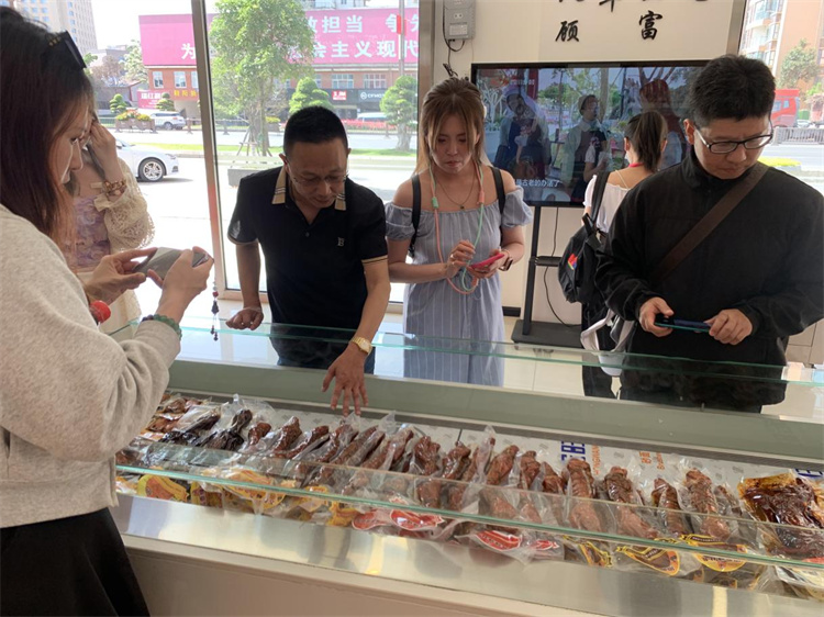 臺灣自媒體人關注廣漢火鍋食材。廣漢市融媒體中心供圖