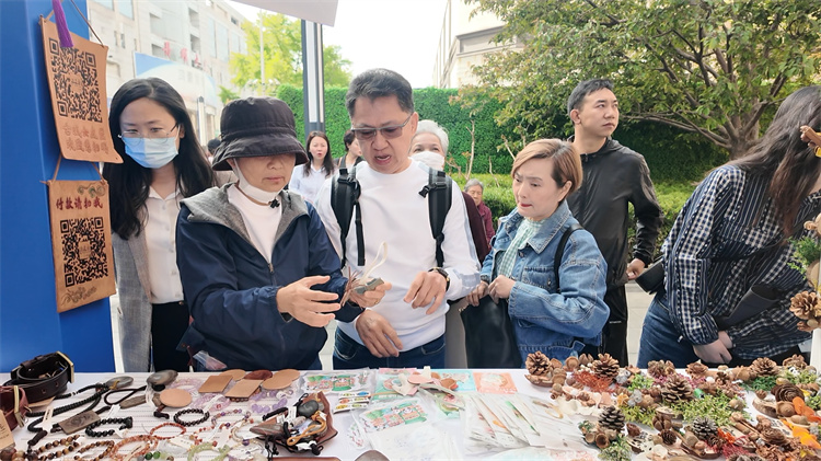 北京市民關(guān)注松潘文創(chuàng)產(chǎn)品。松潘縣融媒體中心供圖
