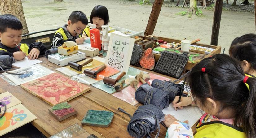 孩子們體驗非遺木版水印。崇州市廖家鎮黨建辦供圖