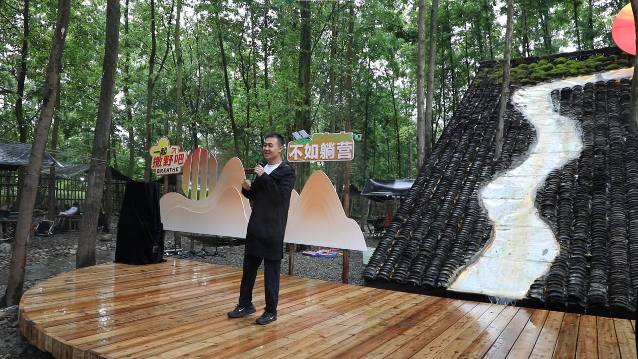 廖家鎮新村民代表長河落日園負責人張英杰作活動分享。崇州市廖家鎮黨建辦供圖