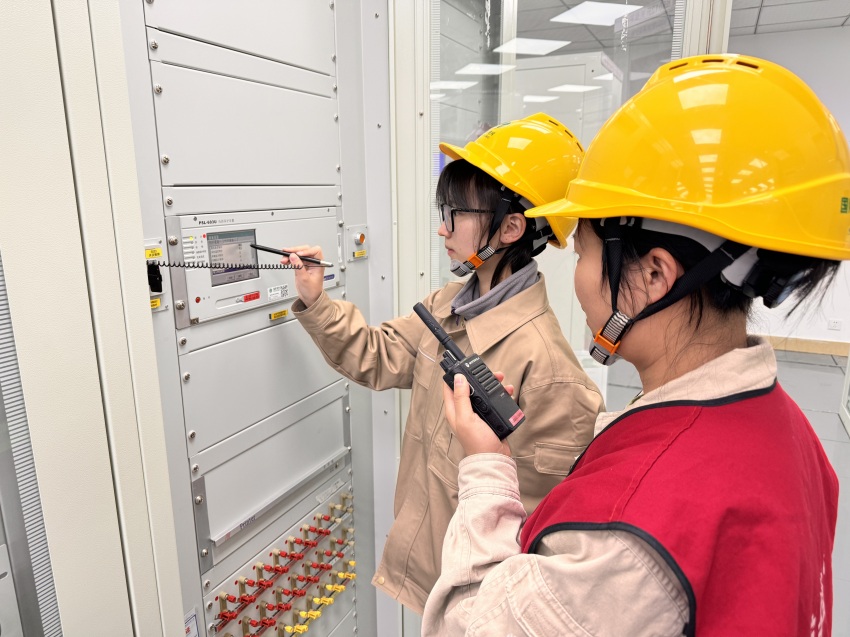 4月28日，巴塘500千伏變電站運維人員開展設備狀態核對工作。楊智峰攝