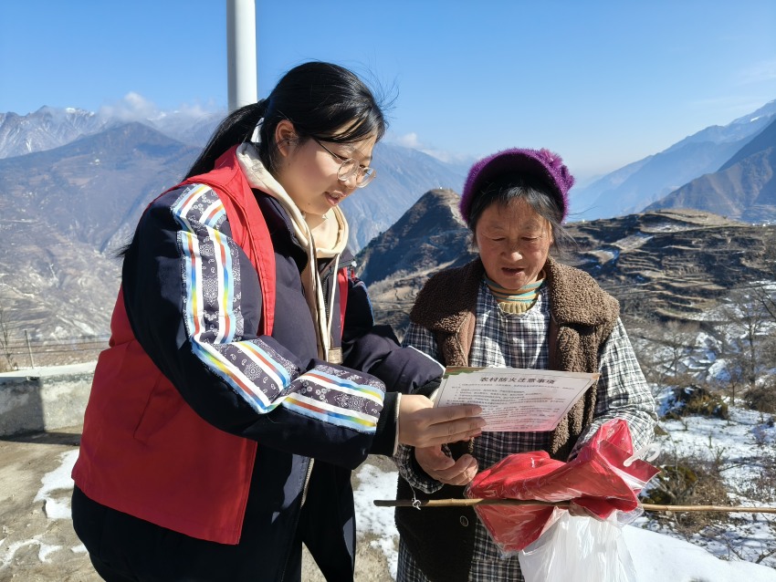 阿壩消防聯合消防志愿者深入農村開展消防安全宣傳工作。阿壩消防供圖
