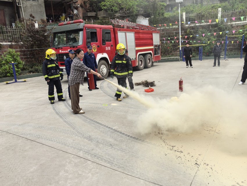 消防部門(mén)組織企業(yè)職工學(xué)習(xí)使用滅火器。眉山消防供圖