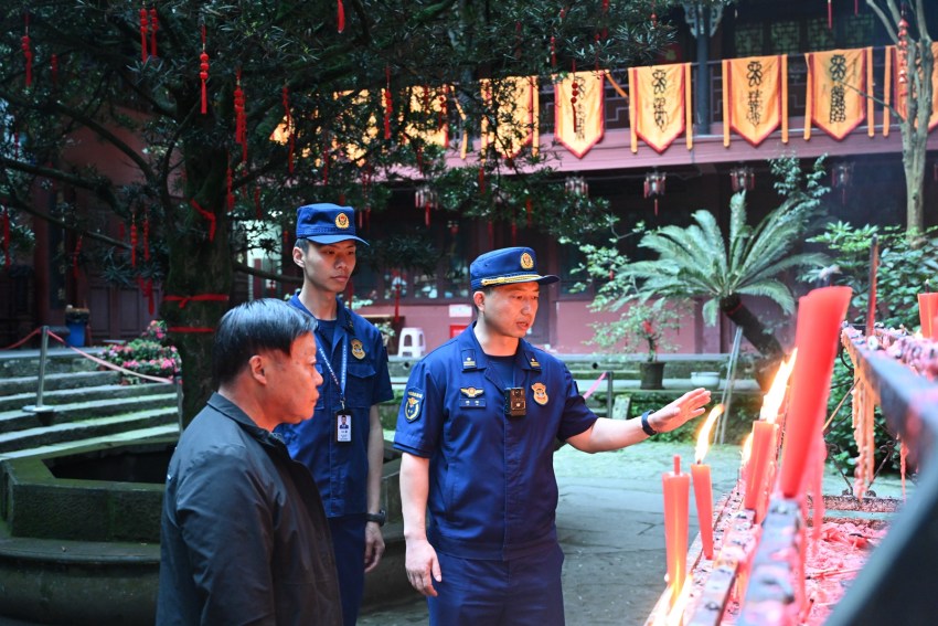 在都江堰月城湖景區，消防部門指導排查消防安全隱患。成都想消防供圖