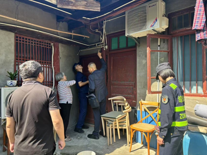 在閬中古城，消防部門指導排查電氣線路火災隱患。南充消防供圖