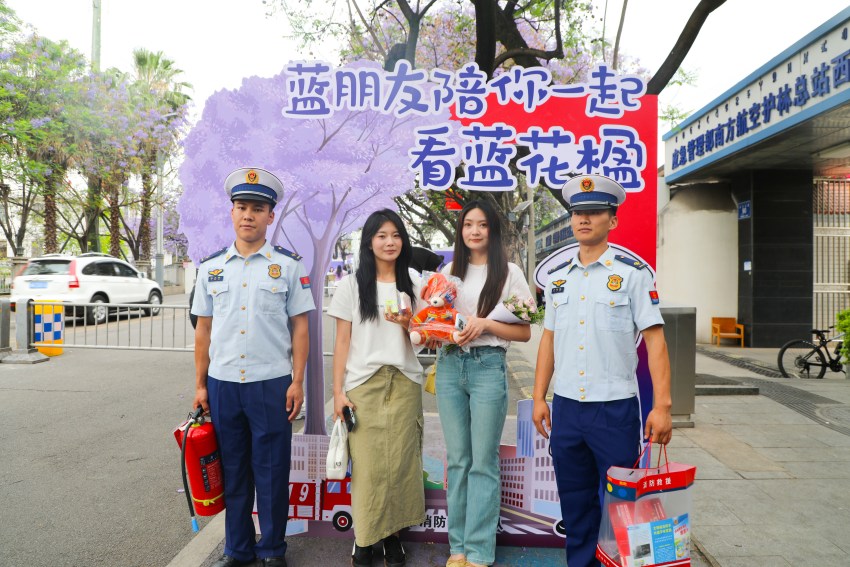 在西昌市藍(lán)花楹主題活動現(xiàn)場，消防部門設(shè)置“藍(lán)花楹消防打卡點”  同步宣傳消防安全知識。涼山消防供圖
