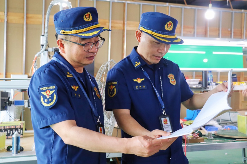 資陽支隊對工廠企業(yè)進行檢查。資陽消防供圖