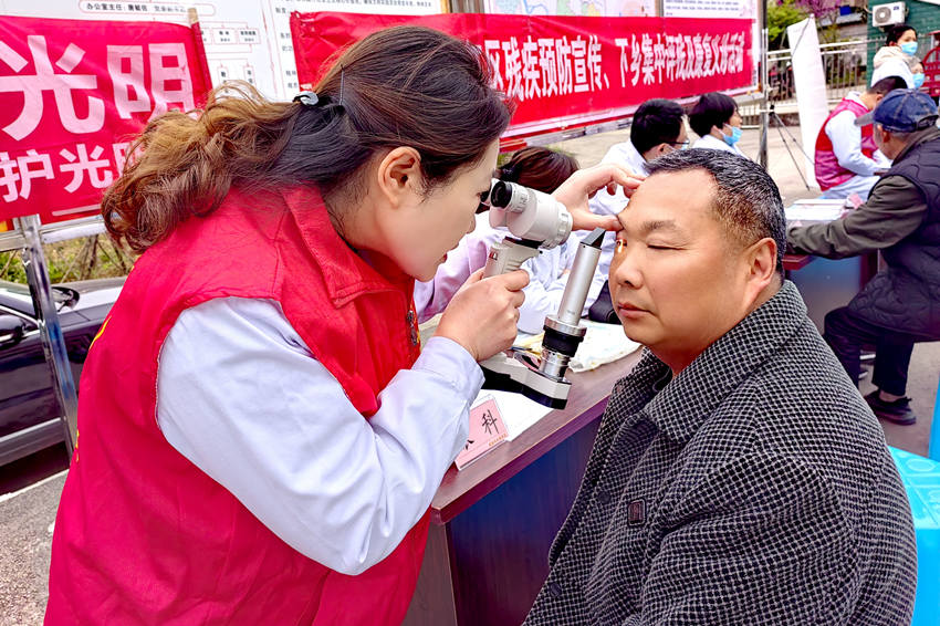楊建芳深入社區開展義診。資陽融媒供圖