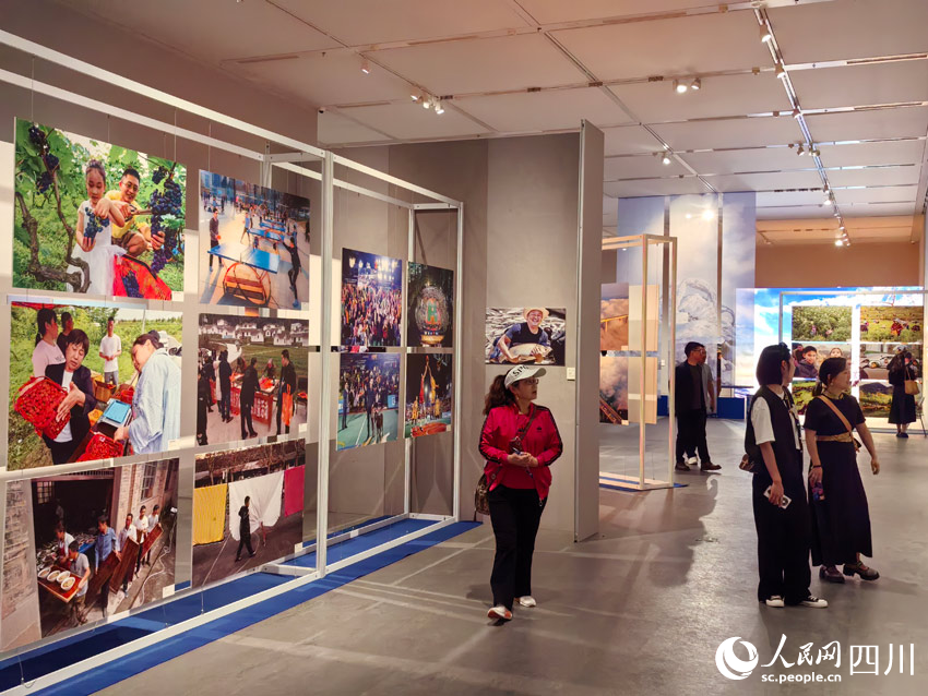 光影作品展現(xiàn)時代。人民網(wǎng)記者 劉海天攝