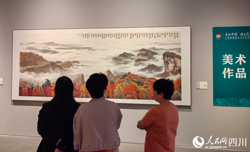 參觀者欣賞美麗畫作。人民網(wǎng)記者 劉海天攝