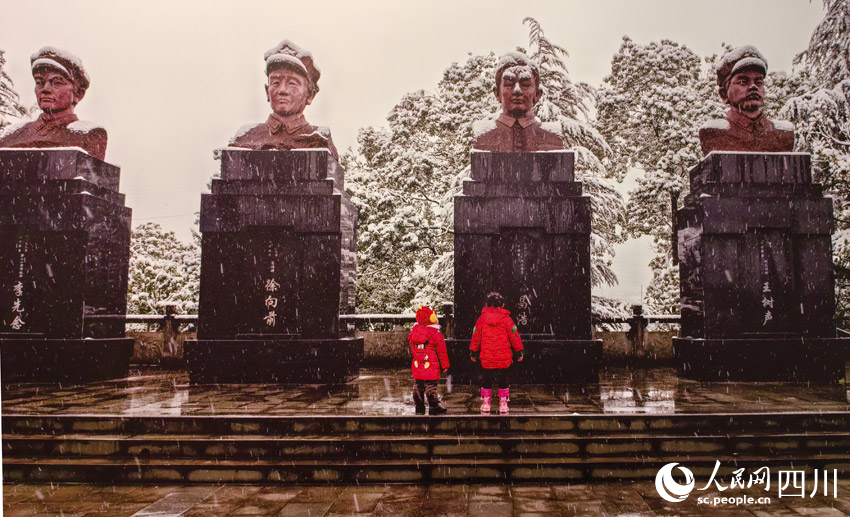 攝影作品《春雪》：仰望紅軍，傳承理想。人民網(wǎng)記者 劉海天攝