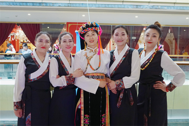 肖芳是全國首位藏族地鐵女司機（左四）。成都軌道集團供圖