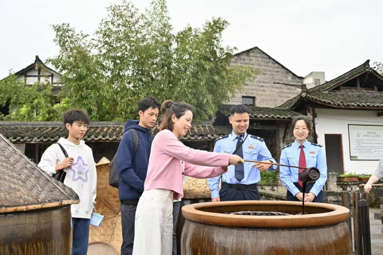 大學生稅收普法志愿者開展“稅動青春釀造傳承”活動現(xiàn)場。四川省稅務(wù)局供圖