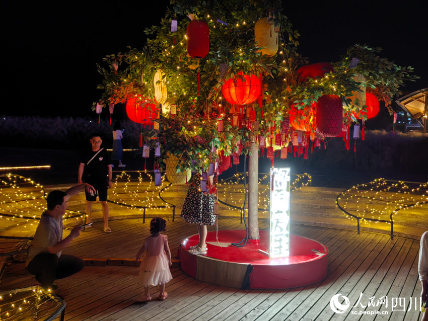 夜空下燈光璀璨，游客們開心玩耍。人民網記者 劉海天攝