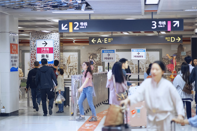 “五一”期間，成都軌道交通線網(wǎng)客流量增加。成都軌道集團(tuán)供圖