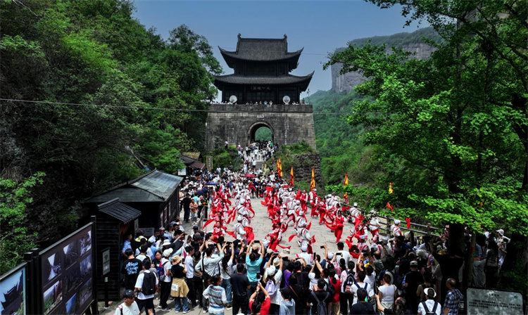 國家級非物質文化遺產安塞腰鼓來到劍門關。高志農供圖