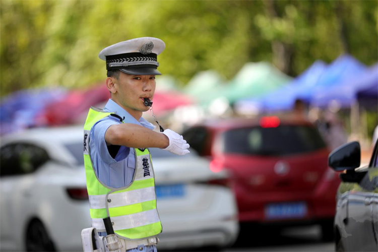 交警指揮車輛有序通行。高志農供圖