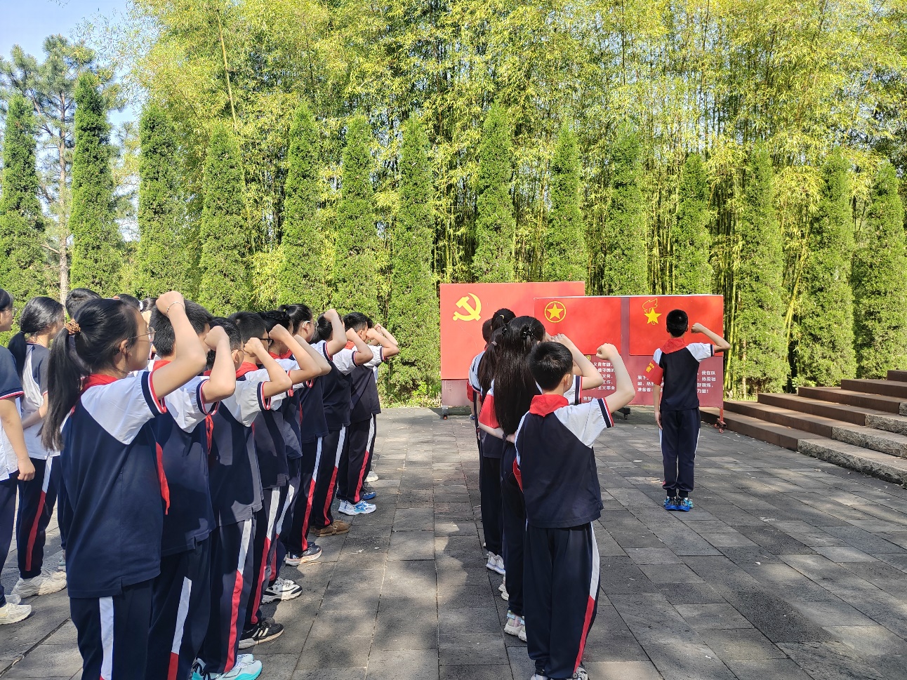 重溫入團入隊誓詞。自貢高新區社軍局供圖