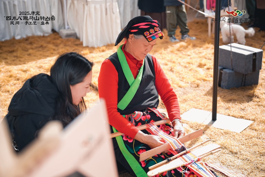 活動(dòng)現(xiàn)場(chǎng)非遺展示。康定市委宣傳部供圖