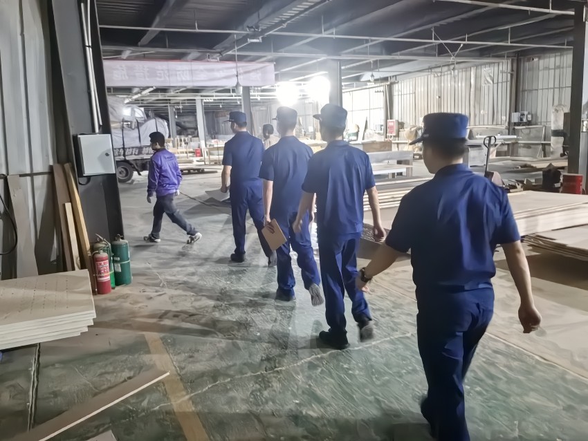 消防檢查人員正在開展消防安全檢查。眉山天府新區消防救援大隊供圖