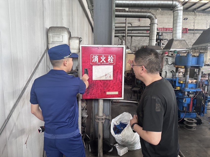消防檢查人員正在開展消防安全檢查。眉山天府新區(qū)消防救援大隊(duì)供圖