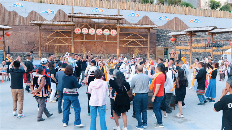 考察團在九寨溝景區。主辦方供圖