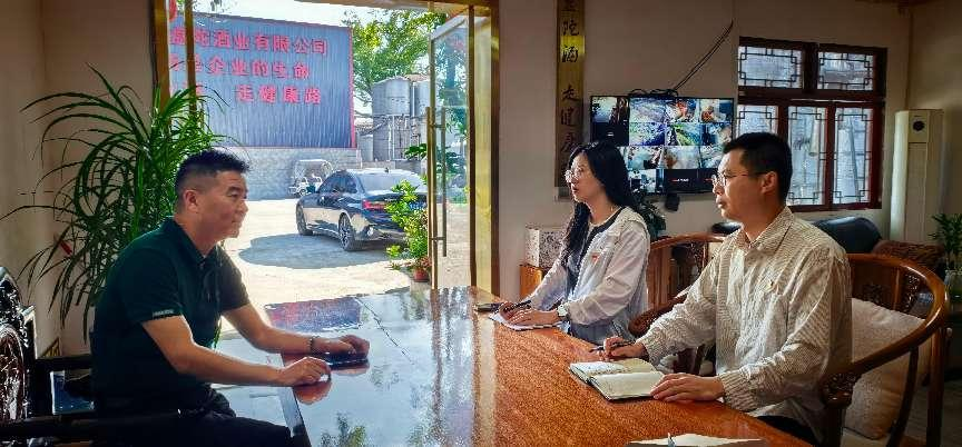 政策攻堅專班現(xiàn)場駐點指導(dǎo)企業(yè)。邛崍市臨邛鎮(zhèn)黨辦供圖