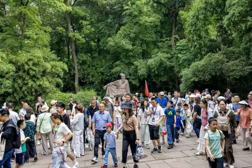 游客漫步三蘇祠品讀三蘇文化。侯建明攝
